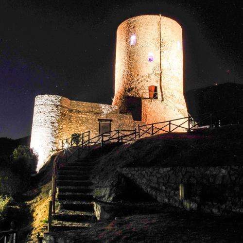 “Summonte, il borgo della torre e delle nuvole. Da qui lo sguardo abbraccia l’Irpinia intera”